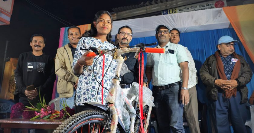 ग्राम टेमटेमा में सरस्वती पूजा पर नृत्य प्रतियोगिता में स्काई एलॉयज कंपनी ने छात्रों को पुरस्कृत
