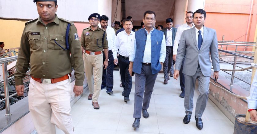 राज्य निर्वाचन आयुक्त अजय सिंह ने जिले में मतदान व मतगणना की तैयारियों का लिया जायजा