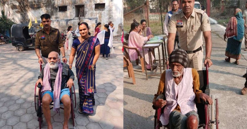 वरिष्ठ नागरिकों को मतदान केंद्र तक पहुंचने में पुलिस ने की सहायता