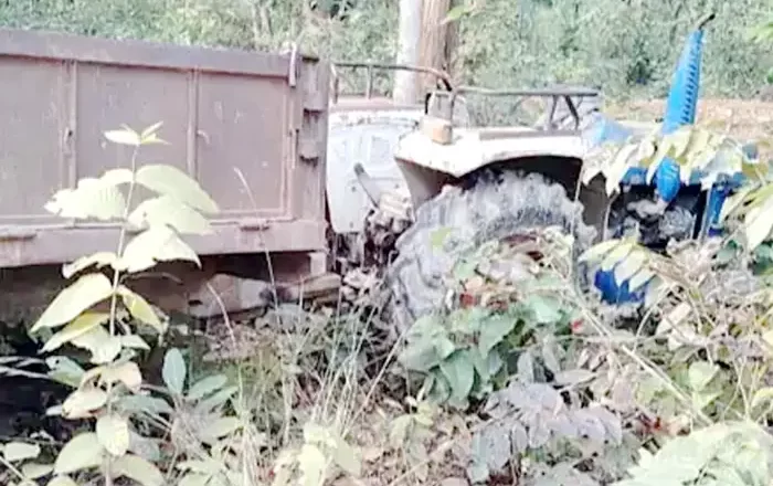 ट्रैक्टर की ठोकर से बाइक चालक की मौत, दूसरा घायल