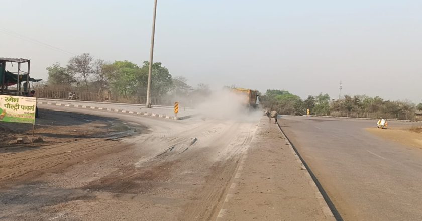 खरसिया : सड़क पर उड़ती फ्लाई ऐश बनी खतरा, शारडा एनर्जी कंपनी के भारी वाहन जिम्मेदार!