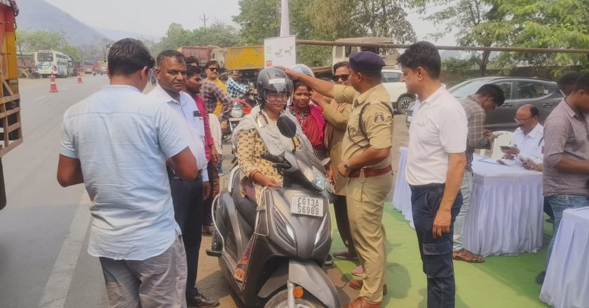 रायगढ़ पुलिस का सड़क सुरक्षा अभियान, बिना हेलमेट चालकों पर कार्रवाई के साथ वितरित किए गए हेलमेट