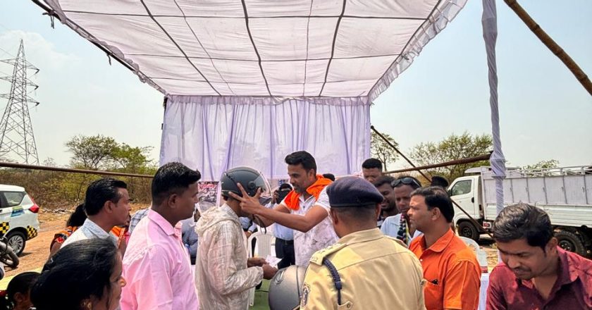 हाइवे पर यातायात पुलिस ने बिना हेलमेट चालकों पर की कार्रवाई, जागरूकता के तहत बांटे हेलमेट