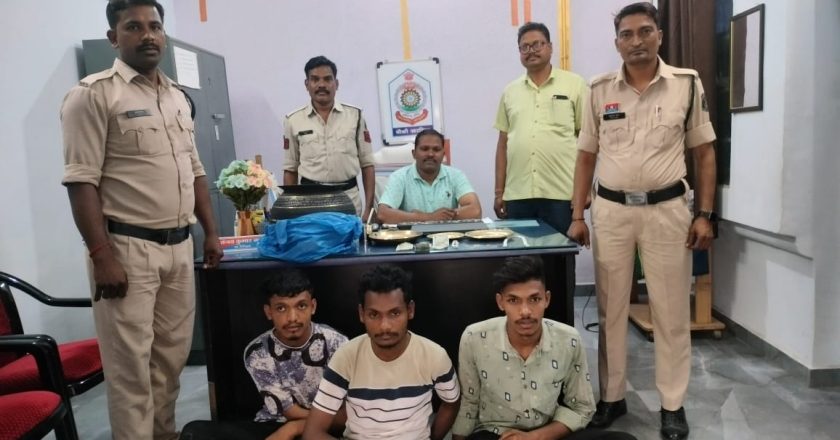 खरसिया में सूने मकान से चोरी करने वाले तीन आरोपी गिरफ्तार, पुलिस की मुस्तैदी से नकदी व पूरा जेवरात बरामद