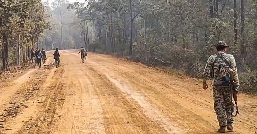 छत्तीसगढ़ के बीजापुर में दो नक्सलियों ने किया आत्मसमर्पण, जानिए कितना इनाम रखा था सरकार ने इन पर