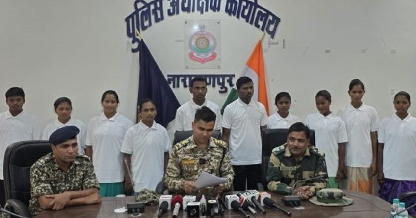 छत्तीसगढ़ में पुलिस को बड़ी सफलता; 11 नक्सलियों ने डाले हथियार, घोषित था कुल 40 लाख रुपए का इनाम