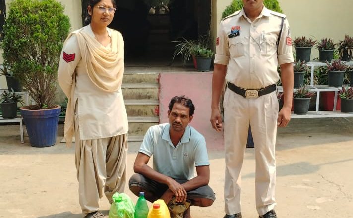 अवैध शराब बिक्री के खिलाफ चक्रधरनगर पुलिस की कार्रवाई, 12 लीटर महुआ शराब जब्त, एक आरोपी गिरफ्तार