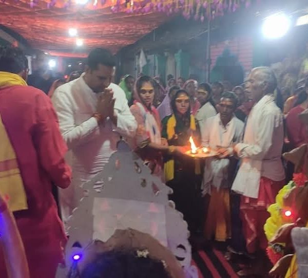 खरसिया विधायक उमेश पटेल ने लिया रामचंद्र जी का आशीर्वाद, ग्राम रजघटा में आयोजित अखंड नवधा रामायण में हुए शामिल