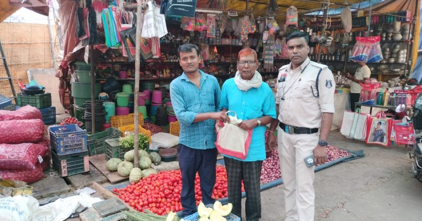 पुलिस की तत्परता और सब्जी विक्रेता की ईमानदारी से रिटायर्ड रेलवेकर्मी को वापस मिले ₹50,000