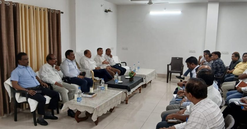 रायगढ़ में पीडब्ल्यूडी के सड़कों के प्रोजेक्ट्स और अन्य निर्माण कार्यों का निरीक्षण करने पहुंचे प्रमुख अभियंता विजय कुमार भतपहरी