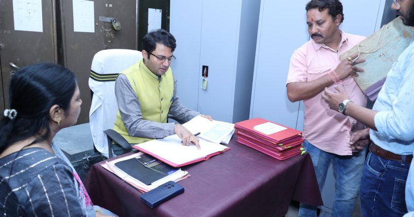 कलेक्टर गोयल ने कोषालय का किया औचक निरीक्षण