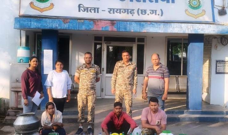 प्रशिक्षु आईपीएस हर्षित मेहर की अगुवाई में अवैध शराब पर एक साथ तीन स्थानों पर दबिश, महिला सहित तीन आरोपी गिरफ्तार