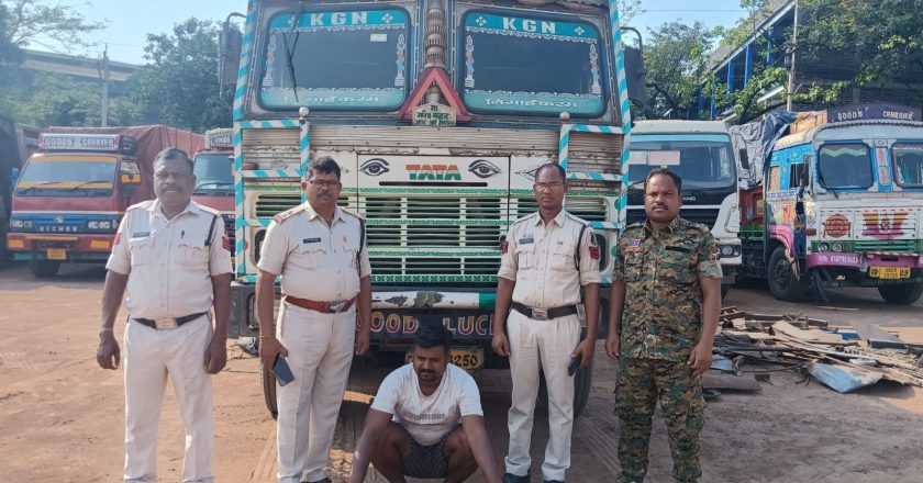 अवैध रेत और कबाड़ परिवहन पर पूंजीपथरा पुलिस की बड़ी कार्रवाई, चार वाहन जब्त, आरोपी गिरफ्तार