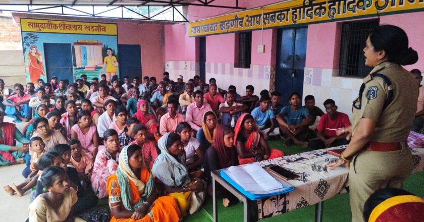 “सुशासन तिहार” के तहत धरमजयगढ़ पुलिस का जन चौपाल, टीआई कमला पुसाम ने ग्रामीणों को अपराधों से सतर्क रहने की दी समझाइश