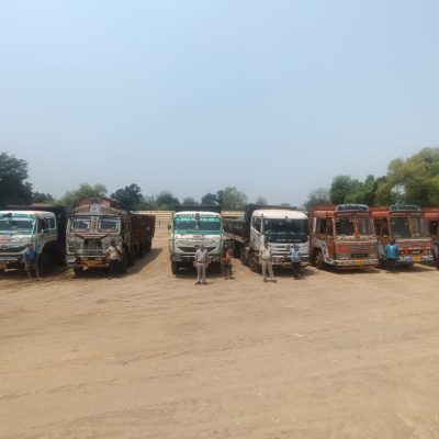तमनार पुलिस की बड़ी कार्रवाई : पालीघाट में वाहन चेकिंग दौरान सात भारी वाहनों से अवैध आयरन पत्थर जब्त