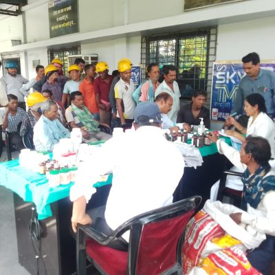 स्काई एलॉयज एंड पावर लिमिटेड परिसर में नि:शुल्क आयुर्वेद जांच एवं औषधि वितरण शिविर का आयोजन
