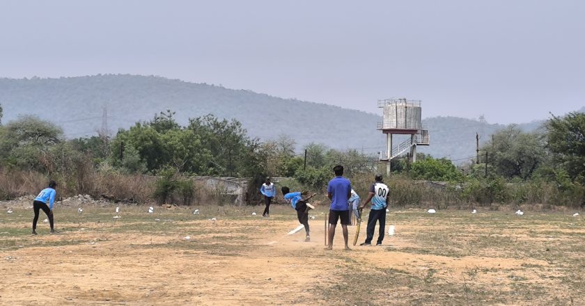 खरसिया के ग्राम दर्रामुड़ा में ग्रामीण स्तरीय क्रिकेट प्रतियोगिता जोरों पर, फाइनल मुकाबला 16 अप्रैल को!