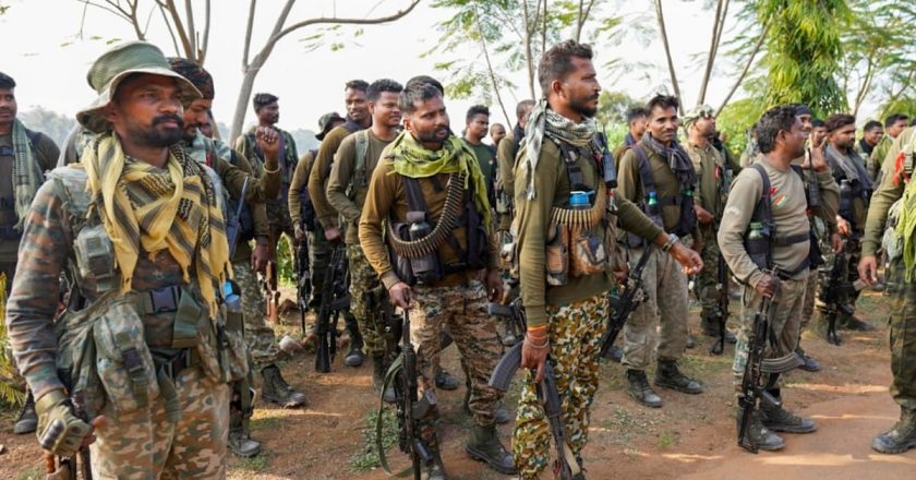 छत्तीसगढ़ में नक्सलियों को सरकार का ऑफर, LMG लाएं 5 लाख पाएं, सरेंडर पर और क्या इनामी पैकेज