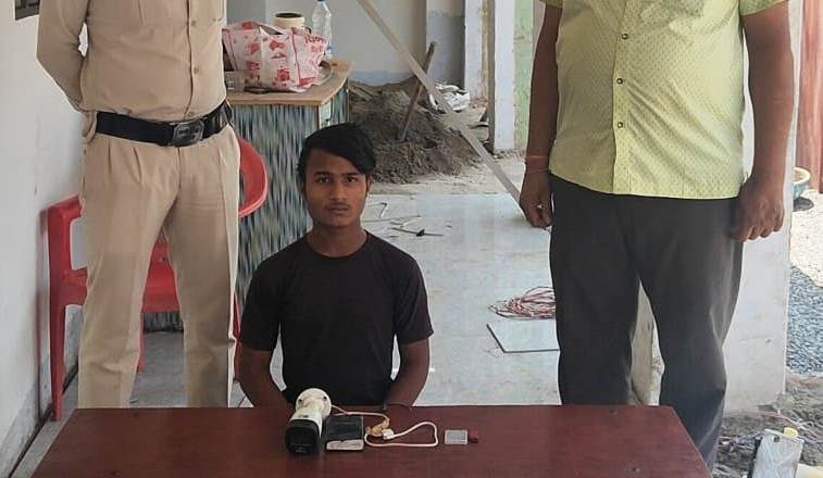 चौकी खरसिया पुलिस ने मोबाइल शॉप में चोरी के आरोपी को सामान समेत दबोचा