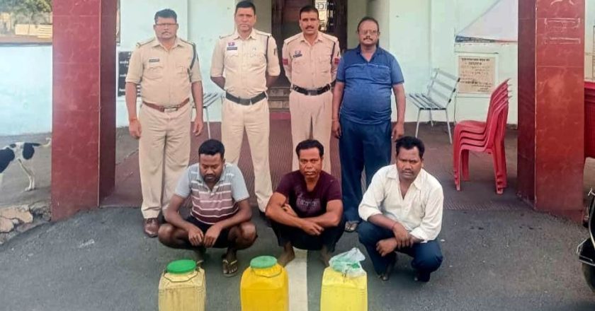 “सुशासन तिहार” के तहत पूंजीपथरा पुलिस ने ग्राम तराईमाल में लगाया चौपाल, अवैध शराब की मिली शिकायतों पर पुलिस का तुरंत एक्शन