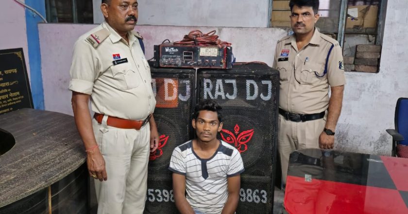 रात्रि तेज आवाज में डीजे बजाने पर जूटमिल पुलिस ने किया डीजे जब्त, युवक पर कोलाहल अधिनियम की कार्रवाई