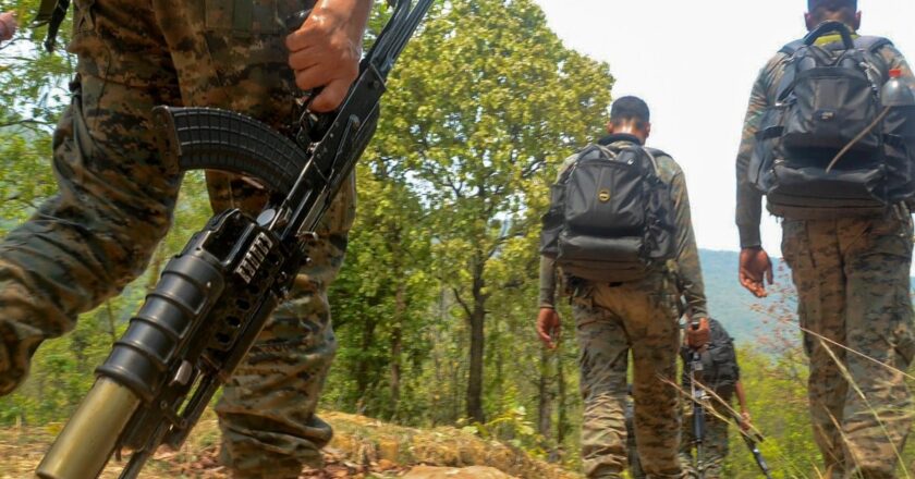 छग-महाराष्ट्र सीमा पर पुलिस-नक्सली मुठभेड़,C-60 कमांडो ने 4 नक्सलियों को किया ढेर;घातक हथियार मिले