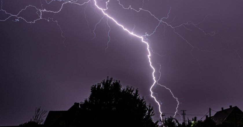 छत्तीसगढ़ के 5 जिलों में आंधी बारिश का रेड, 13 जिलों में ऑरेंज अलर्ट, 80 की स्पीड से चलेगी हवा