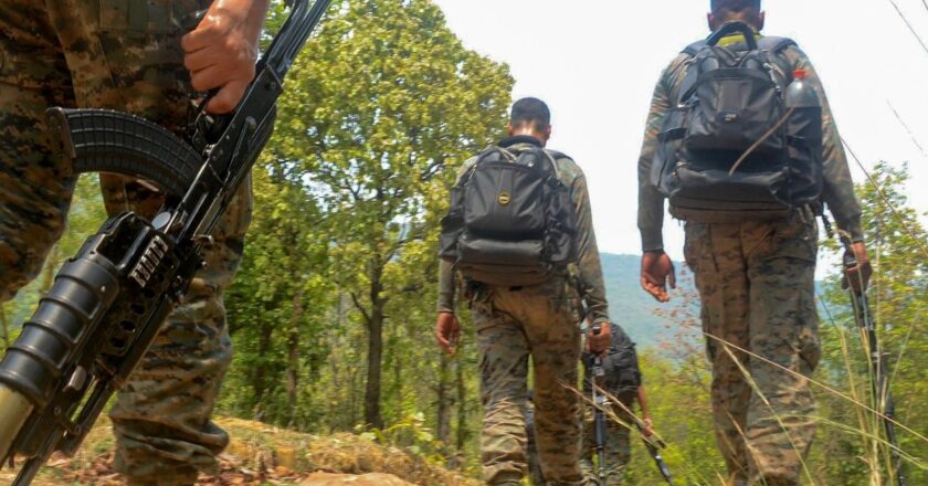 छत्तीसगढ़ में बड़ा एनकाउंटर, जवानों ने मार गिराए 27 नक्सली; 3 जिलों में चल रही मुठभेड़
