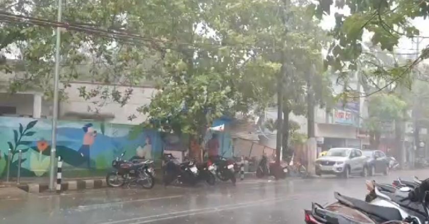 छत्तीसगढ़ में बदला मौसम, तेज आंधी व गरज-चमक के साथ कई जिलों में बारिश; ऑरेंज-यलो अलर्ट भी जारी