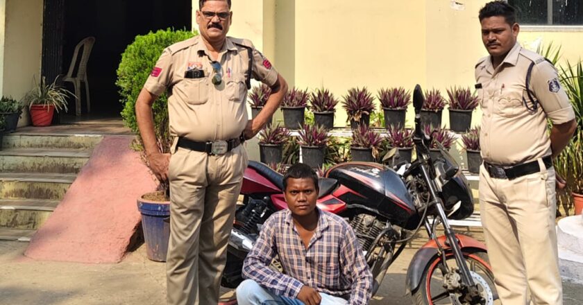 चक्रधरनगर पुलिस ने देर रात गोवर्धनपुर पुलिया पर शराब तस्कर को दबोचा