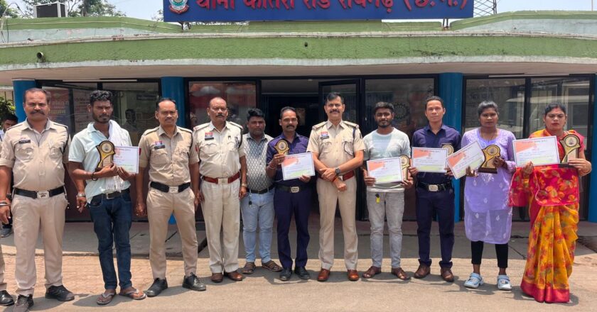कोतरारोड़ पुलिस द्वारा आंगनबाड़ी सहायिकाओं, मितानिन व पुलिस मित्रों को प्रशस्ति पत्र देकर किया गया सम्मानित