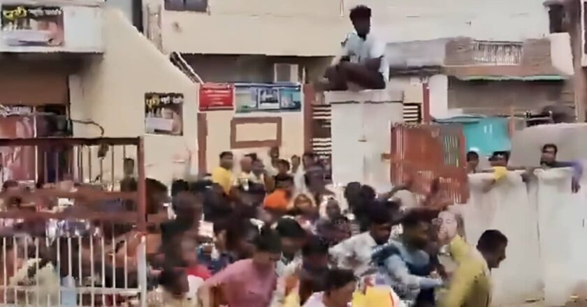 गेट खुला और भगदड़ मच गई… ये राशन लेने की भीड़ है जनाब! वीडियो देखकर हैरान रह जाएंगे