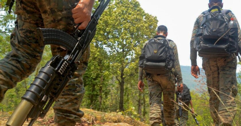 छत्तीसगढ़ में दो इनामी समेत सात नक्सलियों ने किया आत्मसमर्पण, इन वारदातों के सिलसिले में थी तलाश