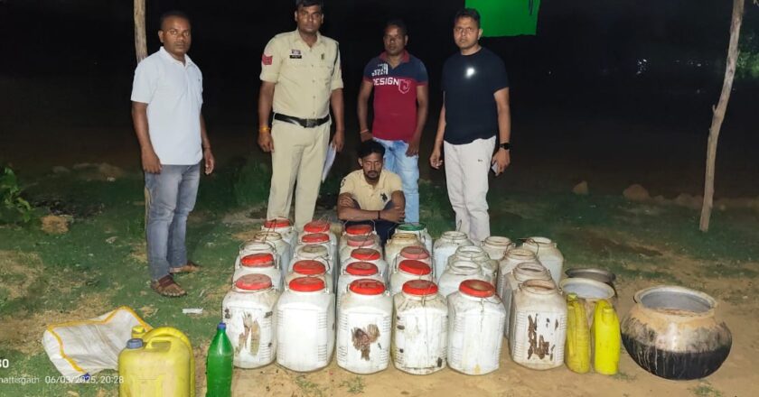 छाल पुलिस की ग्राम मधुवनपारा में दबिश में अवैध महुआ शराब जब्त, शिवनारायण श्रीवास गिरफ्तार