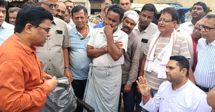 डीएपी खाद की किल्लत पर फूटा किसानों का गुस्सा, 07 गांवों के किसानों ने धनागर मार्ग किया जाम, खरसिया विधायक उमेश पटेल पहुंचे समर्थन में, प्रशासन की समझाइश जारी