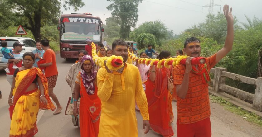 देवस्थल बन्दरचुआ से निकली कांवड़ यात्रा में सैकड़ों श्रद्धालुओं ने नृत्य-गान के साथ किया श्री मदनेश्वर नाथ महादेव का जलाभिषेक