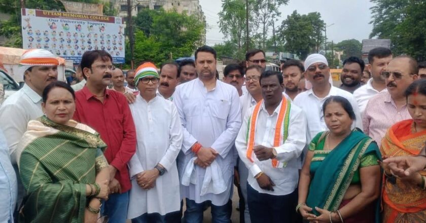 रायगढ़ में 2 घंटे रहा चक्का जाम, बड़ी संख्या में जुटे कांग्रेसी