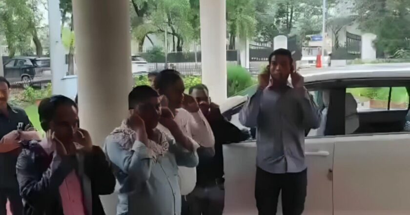 कान पकड़ो और उठक-बैठक लगाओ… कलेक्टर ने लेट आने वाले कर्मचारियों की लगाई क्लास; VIDEO