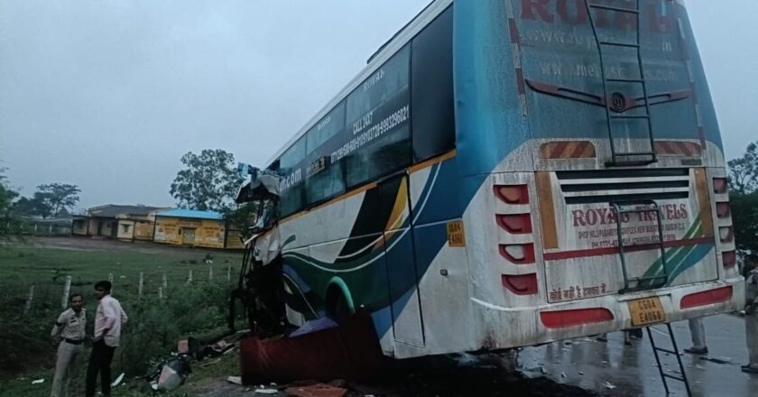 छत्तीसगढ़: ओवरटेक करने के चक्कर में हाईवा से टकराई बस, तीन यात्रियों की मौत, 6 घायल