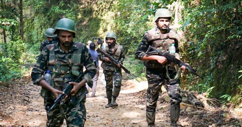 छत्तीसगढ़ में पुलिस-नक्सली मुठभेड़ में चार माओवादी ढेर, बड़ी मात्रा में हथियार व गोला-बारूद बरामद