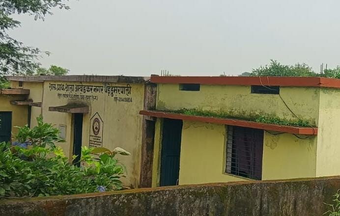 स्कूल परिसर से हटा विद्युत खंभा, विधायक उमेश पटेल की त्वरित पहल से बच्चों को मिली राहत