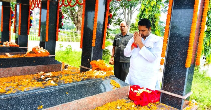 खरसिया विधायक उमेश पटेल ने शहीद दिनेश पटेल की जयंती पर शांति बगिया में दी श्रद्धांजलि