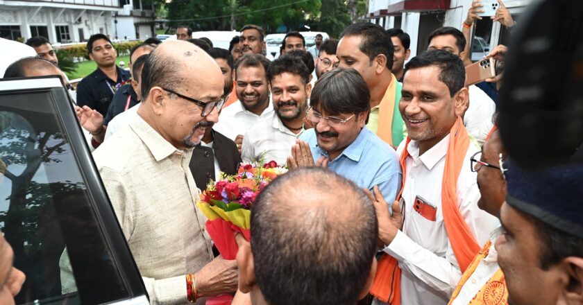 राज्यपाल श्री रमेन डेका का रायगढ़ सर्किट हाउस पहुंचने पर किया गया भव्य स्वागत