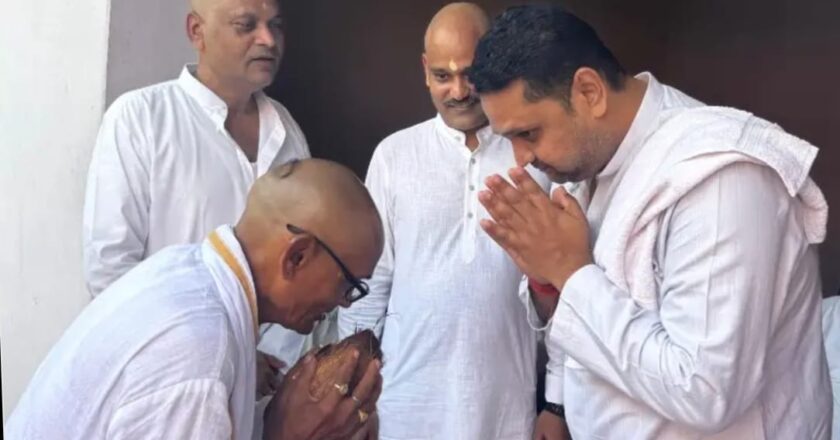 स्व. गोविन्द राम पटेल के दशकर्म में पहुंचे खरसिया विधायक उमेश पटेल और धरमजयगढ़ विधायक लालजीत सिंह राठिया, शोक संतप्त परिवार से की मुलाकात