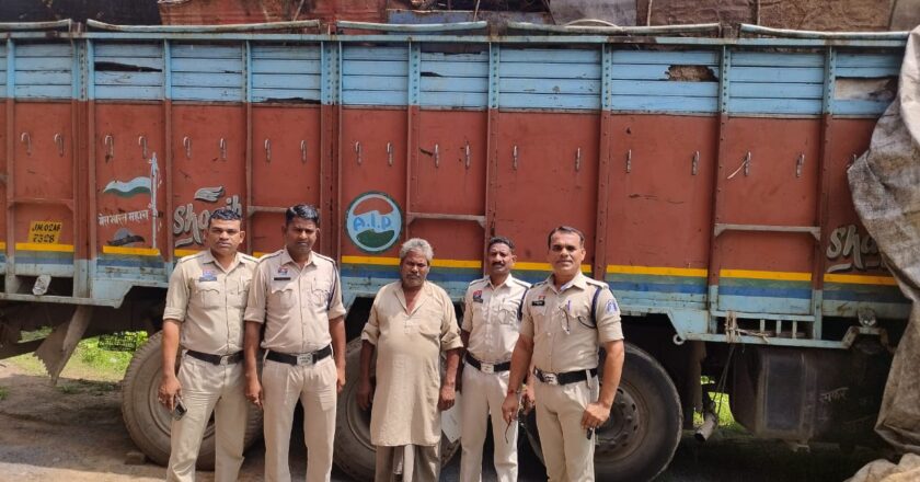 अवैध कबाड़ परिवहन पर कोतरारोड़ पुलिस की कार्रवाई : 23 टन कबाड़ के साथ ट्रक को पकड़ा, करीब 17 लाख की संपत्ति जब्त