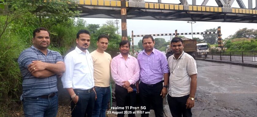 खरसिया SDM प्रवीण तिवारी ने वेदांता रेल्वे सायडिंग को लगाई फटकार, कोयला डस्ट से जाम हुआ NH पर पानी निकासी पाइप