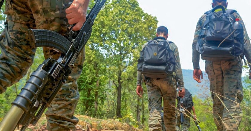 छत्तीसगढ़ के गरियाबंद में माओवादी कैंप ध्वस्त; हथियार, गोला-बारूद और कैश जब्त