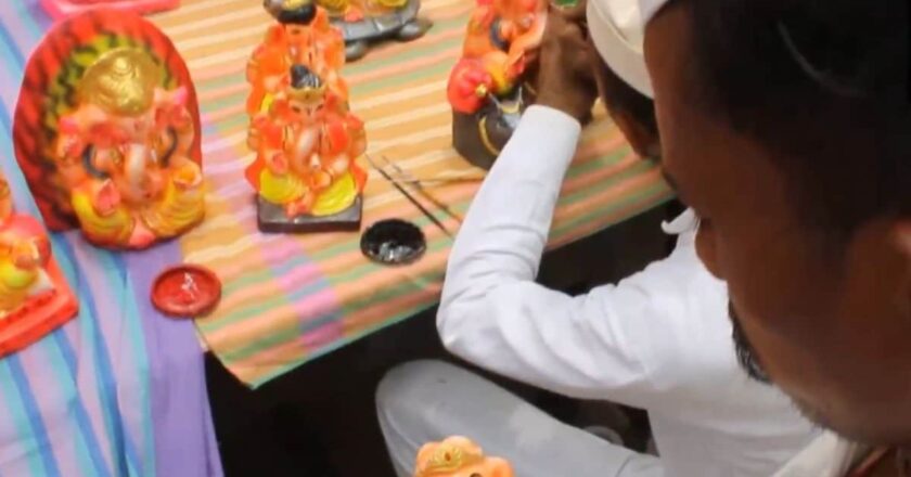 रायपुर जेल के कैदी तो गजब टैलेंटेड हैं! हाथों से बना रहे खूबसूरत गणेश मूर्ति