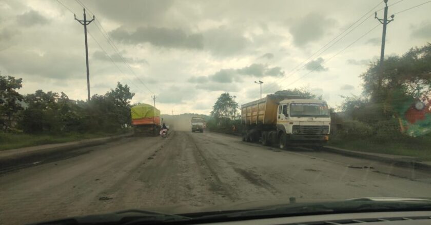 वेदांता रेल्वे साइडिंग के मेन गेट पर NH-49 पर कोयला डस्ट का काला बादल, प्रशासन मौन