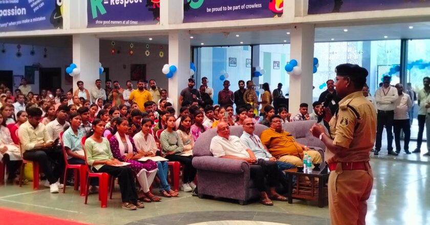 वैदिक स्कूल के मेधावी छात्र सम्मान समारोह में डीएसपी साइबर अनिल विश्वकर्मा ने दिया साइबर सुरक्षा का संदेश